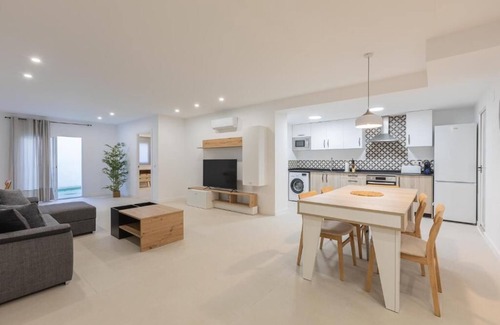 Valencia City Centre Apartment | Apartamento 5 Pax, 2 Rooms, 2 Baths, AC, Wifi, Patio