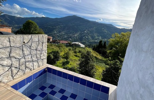 Medellin House | Apartamento Campestre con Piscina, Jacuzzi y Baño Turco a15 min Área Urbana Med