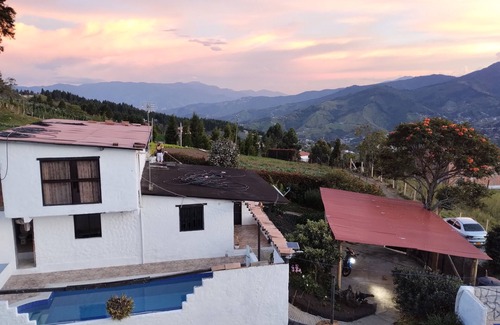 Medellin House | Apartamento Campestre con Piscina, Jacuzzi y Baño Turco a15 min Área Urbana Med