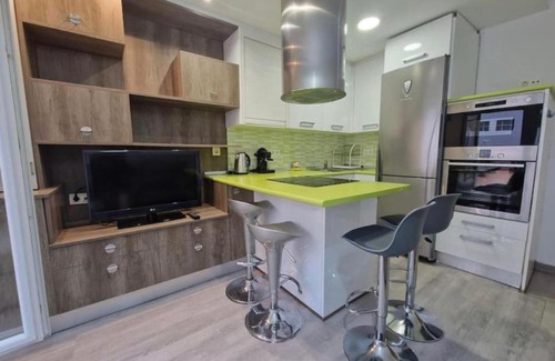 Distrito Llano Apartment | Apartamento con terraza y parking