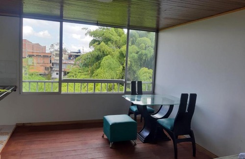 Calarca Apartment | Apartamento de un ambiente, cocina, baño, acogedor, vista a zonas verdes