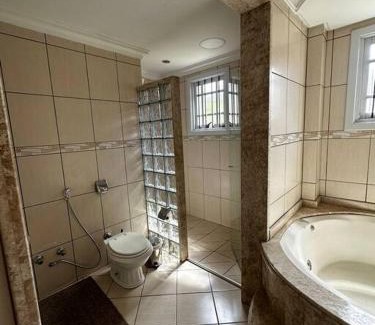 Borgo House | apartamento em bairro nobre suíte com ar condicionado e banheira com hidromassagem