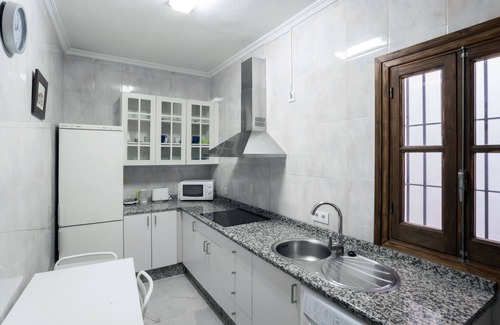 La Florida Apartment | Apartamento en el Centro Histórico de Sevilla. Wifi y Parking Gratis. [cc2]