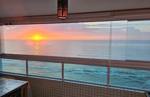 Praia Grande Apartment | Apartamento frente mar pé na areia
