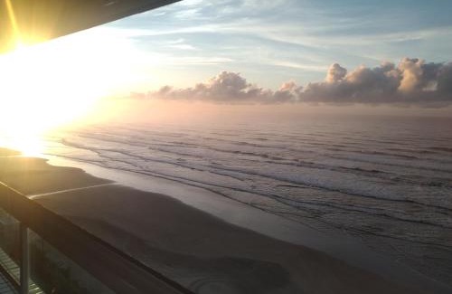 Praia Grande Apartment | Apartamento frente mar pé na areia