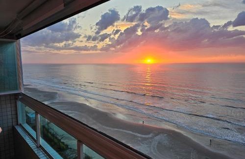 Praia Grande Apartment | Apartamento frente mar pé na areia