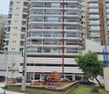 Praia do Morro Apartment | Apartamento Frente para o Mar - Varandão com Blindex - Vista Total para o Mar - 1 Suite e mais 2 Quartos-Ar Condicionado - 2 Vagas - BEIRA MAR - 70 metros da Praia ,TVS SMART GERAL -WI-FI -DISNEY PLUS-OUTROS- PORTARIA 24 HORAS-KIT PRAIA 4 PESSOAS