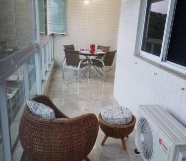 Praia do Morro Apartment | Apartamento Frente para o Mar - Varandão com Blindex - Vista Total para o Mar - 1 Suite e mais 2 Quartos-Ar Condicionado - 2 Vagas - BEIRA MAR - 70 metros da Praia ,TVS SMART GERAL -WI-FI -DISNEY PLUS-OUTROS- PORTARIA 24 HORAS-KIT PRAIA 4 PESSOAS