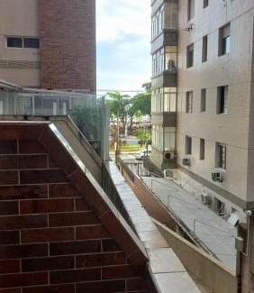 Embare Apartment | Apartamento Frente Praia Embaré - Varanda Aconchegante - Pet Friendly
