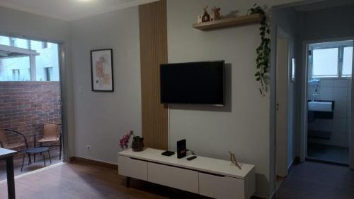 Embare Apartment | Apartamento Frente Praia Embaré - Varanda Aconchegante - Pet Friendly