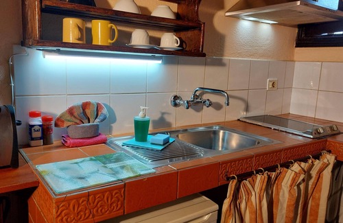 El Guincho Apartment | Apartamentos Monasterio de San Antonio - Rustikales Apartment mit kleiner Terrasse im Innenhof