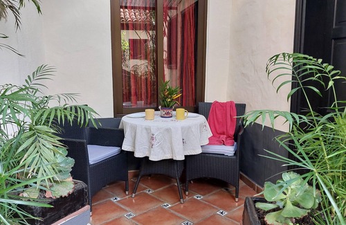 El Guincho Apartment | Apartamentos Monasterio de San Antonio - Mediterranes Apartment mit kleiner Terrasse im Innenhof