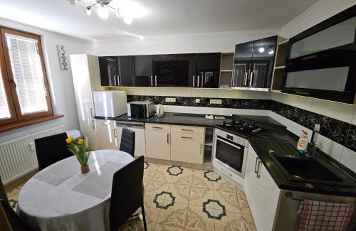 Povazska Bystrica Apartment | Apartmán WOLF luxusné ubytovanie z výhľadom s veľkou plochou TV a internetom v Považskej Bystrici Tichá lokalita Bezproblemové parkovanie Všetko na blizku Vhodne pre pracovne cesty aj turistiku Plne vybavena kuchyňa