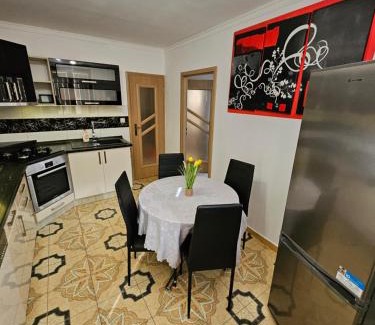 Povazska Bystrica Apartment | Apartmán WOLF luxusné ubytovanie z výhľadom s veľkou plochou TV a internetom v Považskej Bystrici Tichá lokalita Bezproblemové parkovanie Všetko na blizku Vhodne pre pracovne cesty aj turistiku Plne vybavena kuchyňa