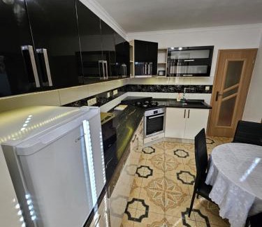 Povazska Bystrica Apartment | Apartmán WOLF luxusné ubytovanie z výhľadom s veľkou plochou TV a internetom v Považskej Bystrici Tichá lokalita Bezproblemové parkovanie Všetko na blizku Vhodne pre pracovne cesty aj turistiku Plne vybavena kuchyňa