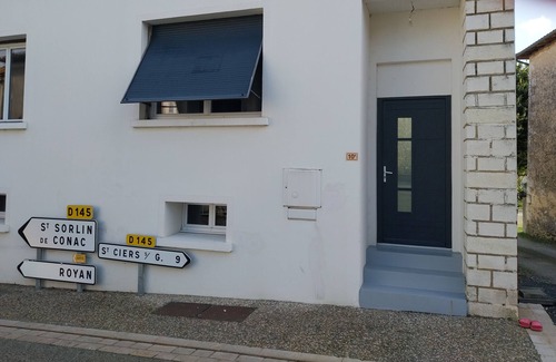 Saint-Bonnet-sur-Gironde Apartment | Apartment 100 m2, 3 bedrooms, Balcony Smoking area.