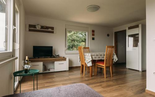 Brezice House | Apartma Hiša na Ravnah with hot tub