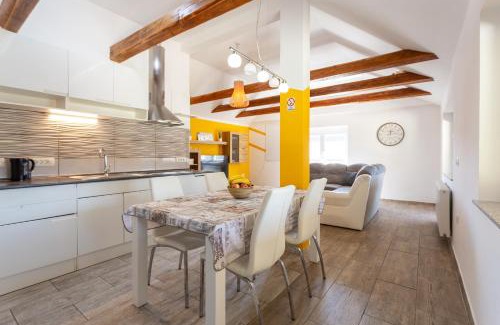 Menges Apartment | Apartma Majdas