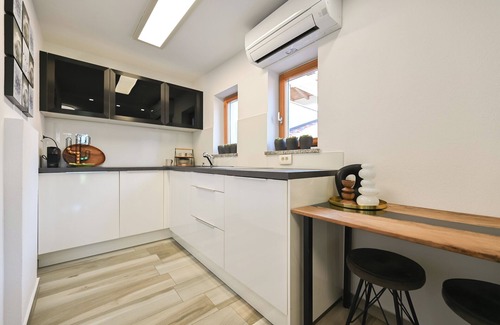Izola Apartment | Apartma Medoši, Charming 1-bedroom apartment in enchanting Izola with WiFi, AC