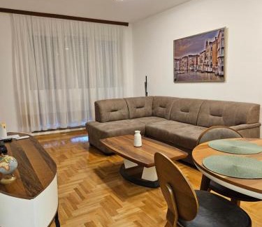 Petrovaradin Apartment | Apartman Leon