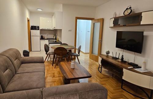 Petrovaradin Apartment | Apartman Leon