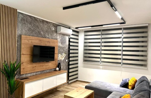 Sremska Mitrovica Apartment | Apartman Lux-besplatno korišćenje zasebne garaže