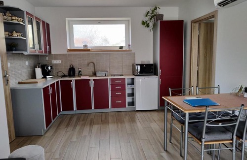 Jaromer Apartment | Apartman pod lipou - samostatny objekt - carport