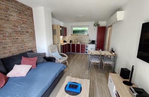 Jaromer Apartment | Apartman pod lipou - samostatny objekt - carport