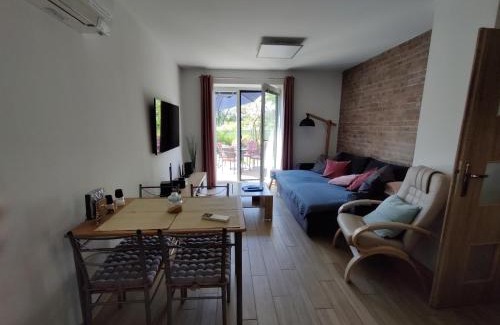 Jaromer Apartment | Apartman pod lipou - samostatny objekt - carport