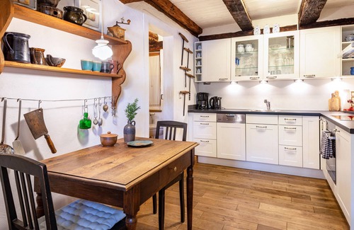 Endingen am Kaiserstuhl Apartment | Apartment 'Kleiner Hof Vergissmeinnicht' with Shared Terrace, Shared Garden and Wi-Fi