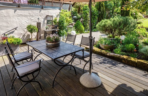 Endingen am Kaiserstuhl Apartment | Apartment 'Kleiner Hof Vergissmeinnicht' with Shared Terrace, Shared Garden and Wi-Fi