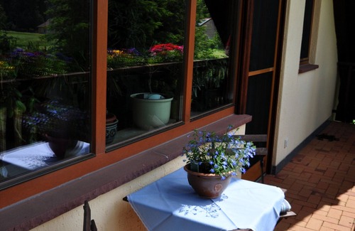 Markersdorf Apartment | Apartment 'Ferienwohnung Sonnenblume 2' with Mountain View, Balcony and Wi-Fi