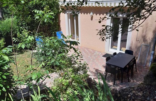 Charbonnieres-les-Bains House | Apartment RDJ in quiet property in the countryside, near Lyon