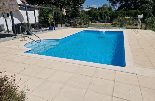 Saint-Hilaire-de-Brethmas Apartment | Apartment with swimming pool, wifi