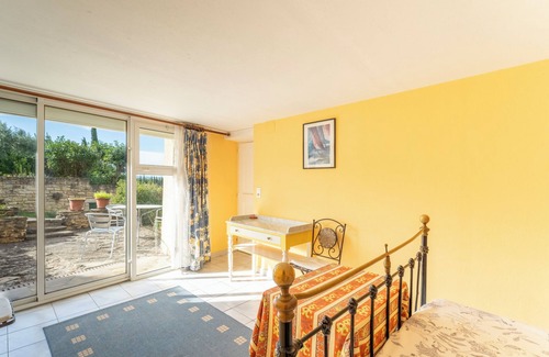 Saint-Pierre-de-Vassols Apartment | Apartment 'Chambre Orange' with Shared Pool, Shared Terrace and Wi-Fi