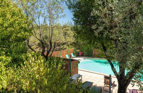 Saint-Pierre-de-Vassols Apartment | Apartment 'Chambre Orange' with Shared Pool, Shared Terrace and Wi-Fi