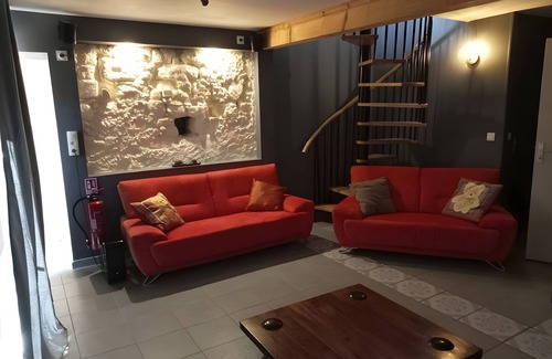 Villeneuve-les-Montreal Bed & Breakfast | Apartment 'Baroque' with Balcony, Wi-Fi and Air Conditioning - Villeneuve-lès-Montréal