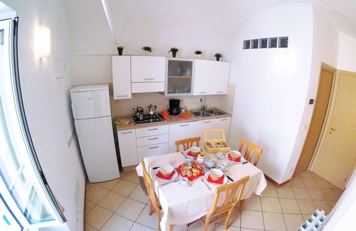 Borghetto Santo Spirito Bed & Breakfast | Apartment in a historic building 80 mtr from the beach. Wifi and Airco.