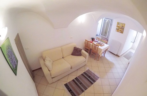 Borghetto Santo Spirito Bed & Breakfast | Apartment in a historic building 80 mtr from the beach. Wifi and Airco.