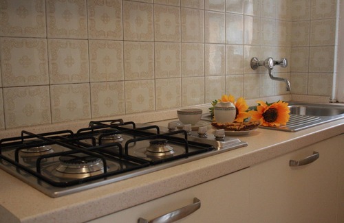 Borghetto Santo Spirito Apartment | Apartment 'Il Fosso' with Sea View, Wi-Fi