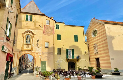 Borghetto Santo Spirito Apartment | Apartment 'Il Fosso' with Sea View, Wi-Fi