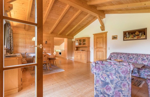 Sankt Martin bei Lofer Apartment | Apartment 'Spielberg' with Mountain View, Shared Garden and Wi-Fi
