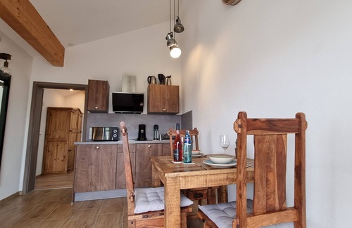 Sasbach am Kaiserstuhl Apartment | Apartment 'B' with Mountain View, Wi-Fi and Air Conditioning