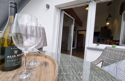 Sasbach am Kaiserstuhl Apartment | Apartment 'B' with Mountain View, Wi-Fi and Air Conditioning