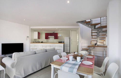 El Medano Apartment | Apartment 'Los Martínez Duplex' with Sea View, Shared Pool and Wi-Fi