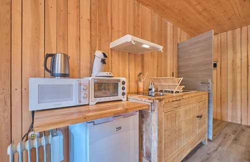 Saint-Antoine-l'Abbaye Apartment | Apartment 'De La Maroquinerie' with Wi-Fi