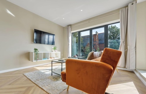 Elthorne Apartment | Apartment 1, Cozy & Spacious 2 bedroom, 1 bathroom