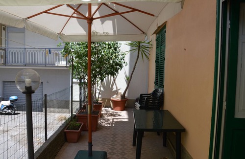 Gioiosa Marea Apartment | Apartment 100 m from the sea with Wi-Fi -air conditioning and terrace.