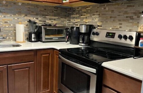 North Bergen Apartment | Apartment 1BR 3 miles NYC Full kitchenn