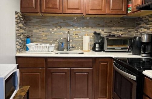 North Bergen Apartment | Apartment 1BR 3 miles NYC Full kitchenn